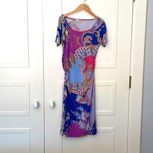 Elegant Etro short-sleeved dress. Fitted and ruched sides.